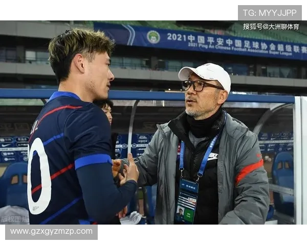 出警时意外邂逅足球明星视频引发热议球迷纷纷点赞 出警时意外邂逅足球明星视频引发热议球迷纷纷点赞