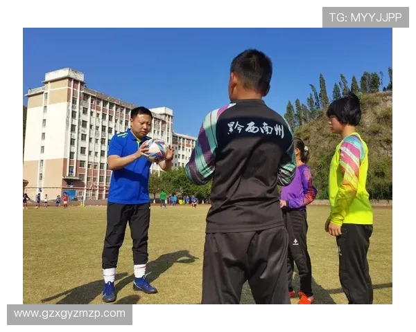 上课时老师提问足球明星的职业生涯与成就引发学生热烈讨论